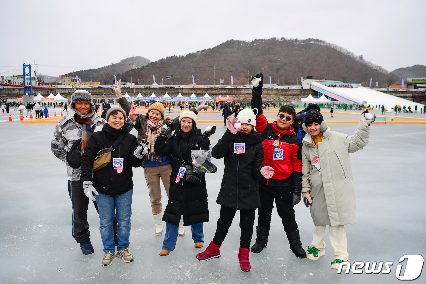 20일 ‘2024 화천산천어축제장’을 찾은 외국인 관광객들이 축제를 즐기고 있다. 지난 6일 개막한 이번 축제는 15일 만인 지난 20일, 누적 관광객 100만명을 넘어섰다. 이 기간 4만176명의 외국인 관광객들이 축제장을 찾은 것으로 집계됐다.&#40;화천군 제공&#41; 2024.1.21/뉴스1 ⓒ News1 이종재 기자