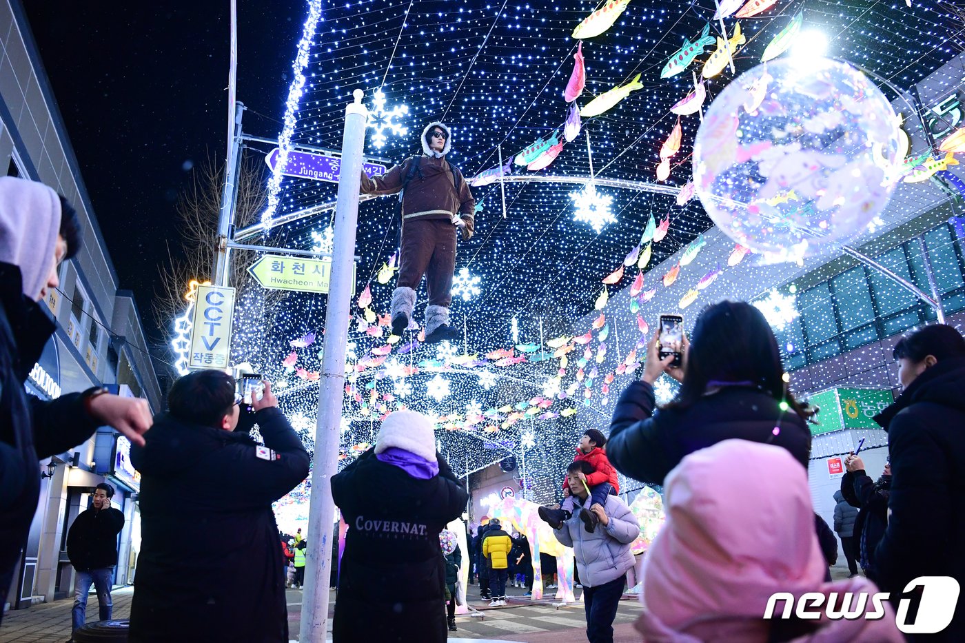 &#39;2024 얼음나라 화천산천어축제&#39; 개막 15일째인 20일 오후 강원 화천읍 중앙로 일대 선등거리에서 관광객들이 야간 페스티벌을 즐기고 있다. 20일 기준 화천산천어축제장을 찾은 누적 관광객은 100만명을 넘어섰다. &#40;화천군 제공&#41;2024.1.21/뉴스1 ⓒ News1 이종재 기자