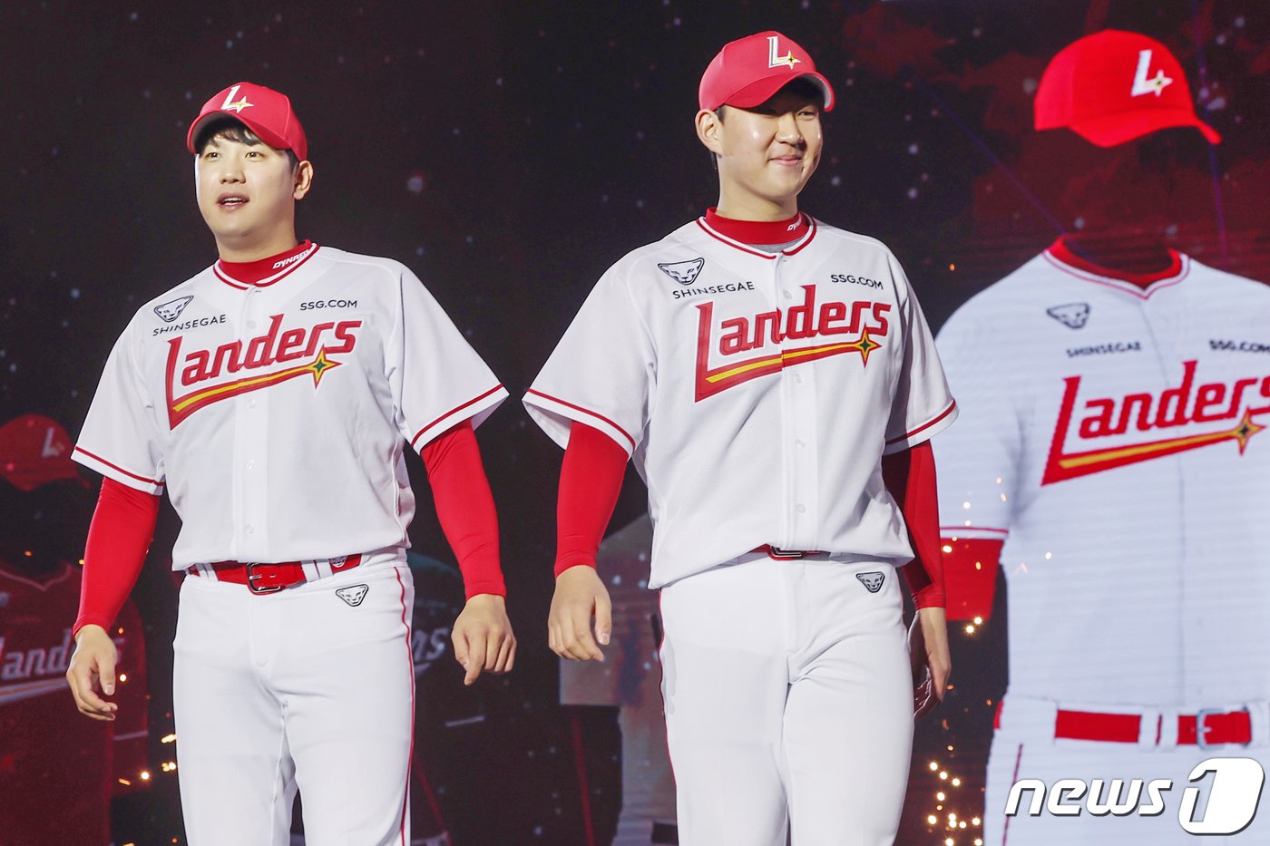본문 이미지 - SSG랜더스 서진용&#40;왼쪽&#41;과 송영진이 21일 오후 인천 연수구 송도컨벤시아에서 열린 &#39;2024 SSG랜더스 팬 페스티벌&#39;에서 새로운 홈 유니폼을 입고 런웨이 위에서 포즈를 취하고 있다. 2024.1.21/뉴스1 ⓒ News1 민경석 기자