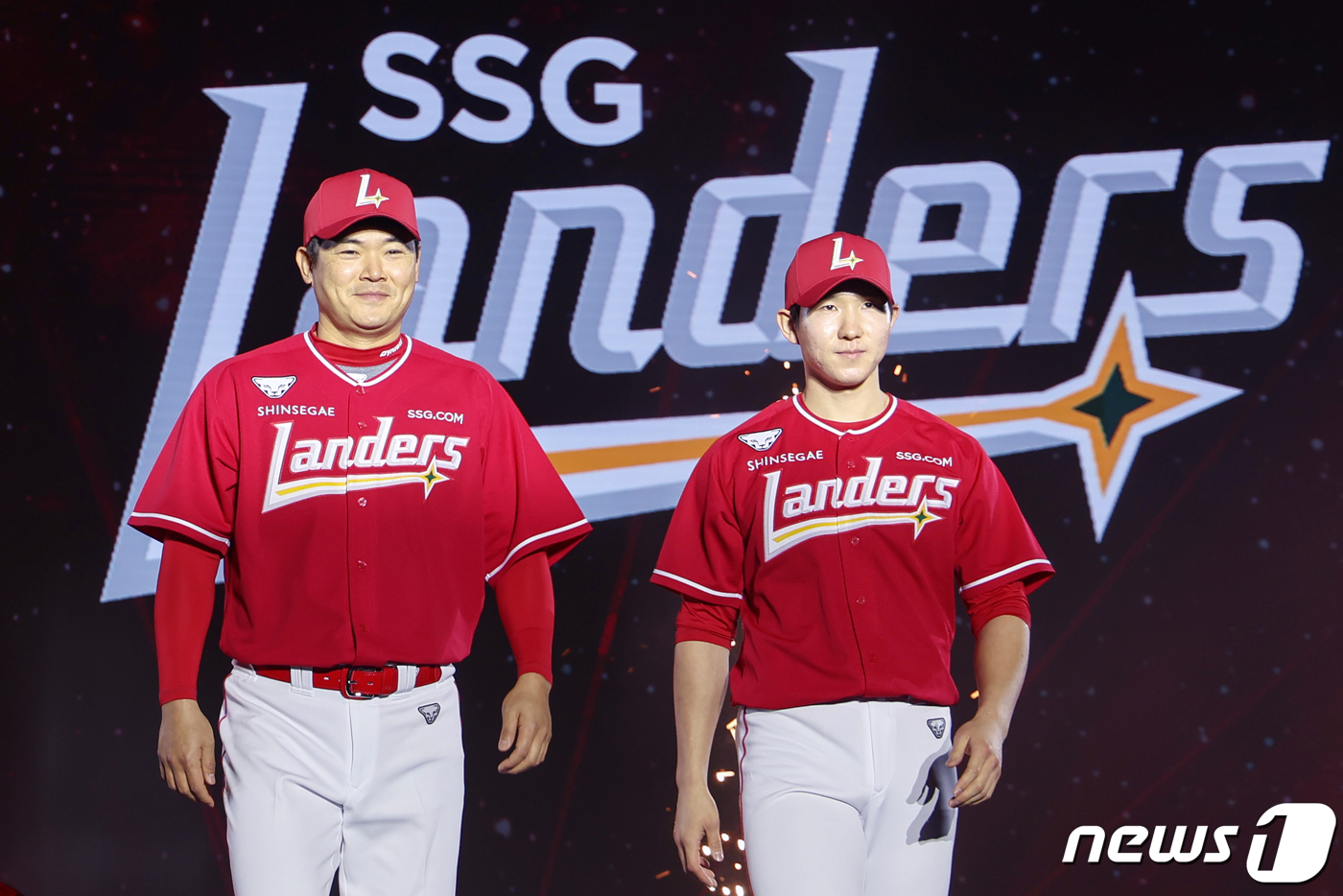 (인천=뉴스1) 민경석 기자 = SSG랜더스 노경은(왼쪽)과 박성한이 21일 오후 인천 연수구 송도컨벤시아에서 열린 '2024 SSG랜더스 팬 페스티벌'에서 새로운 어웨이 유니폼을 …