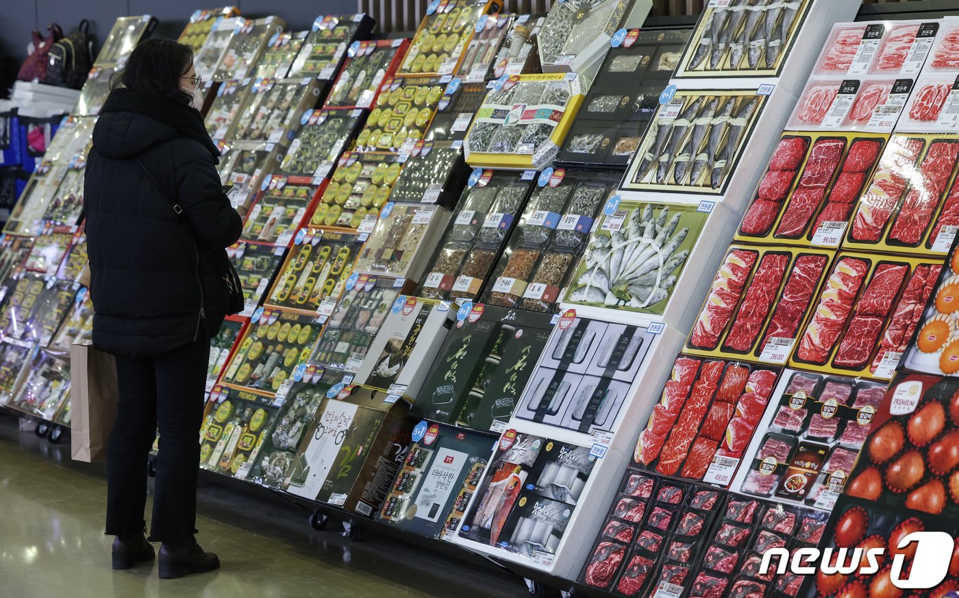 본문 이미지 - 서울 서초구 하나로마트 양재점에서 시민이 선물세트를 고르고 있다. 2024.1.21/뉴스1 ⓒ News1 김민지 기자