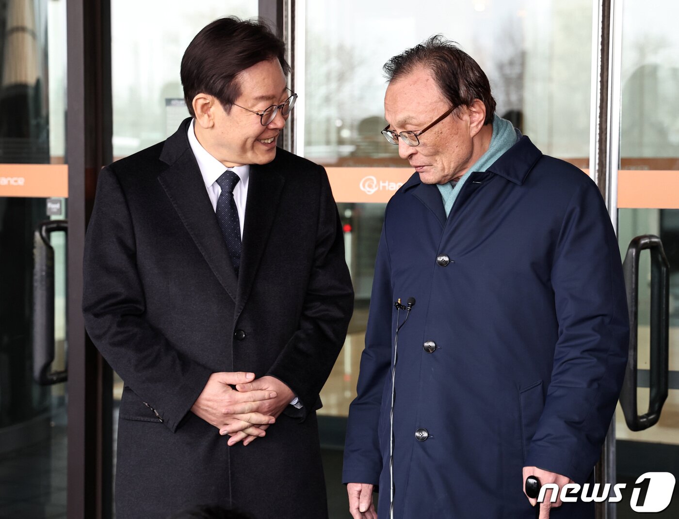 본문 이미지 - 더불어민주당 이재명 대표와 이해찬 전 대표가 21일 오후 서울 여의도 63빌딩에서 비공개 오찬 회동을 마치고 대화하고 있다. 2024.1.21/뉴스1 ⓒ News1 구윤성 기자