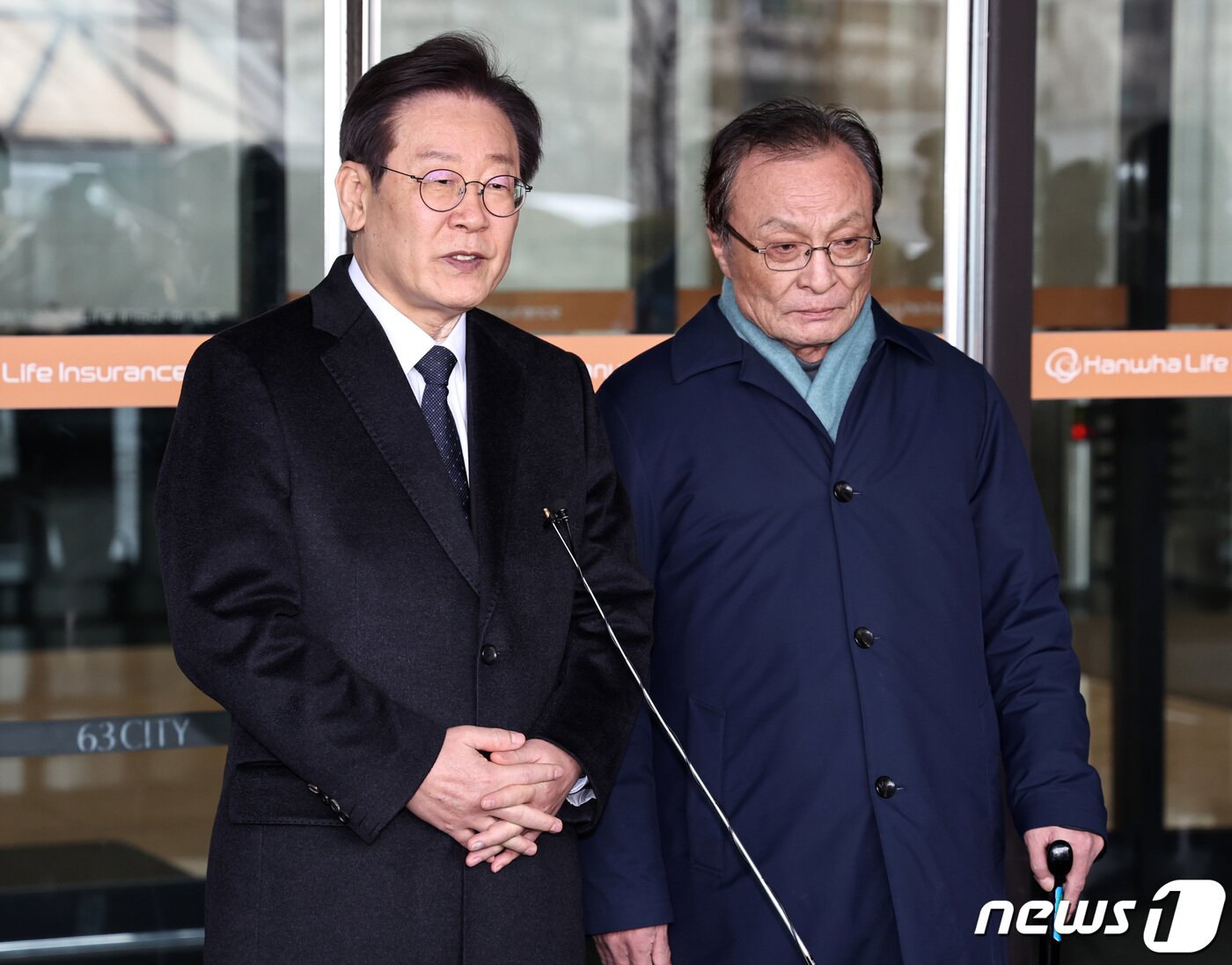 본문 이미지 - 더불어민주당 이재명 대표와 이해찬 전 대표가 21일 오후 서울 여의도 63빌딩에서 비공개 오찬회동을 마치고 취재진의 질문에 답하고 있다. 2024.1.21/뉴스1 ⓒ News1 구윤성 기자