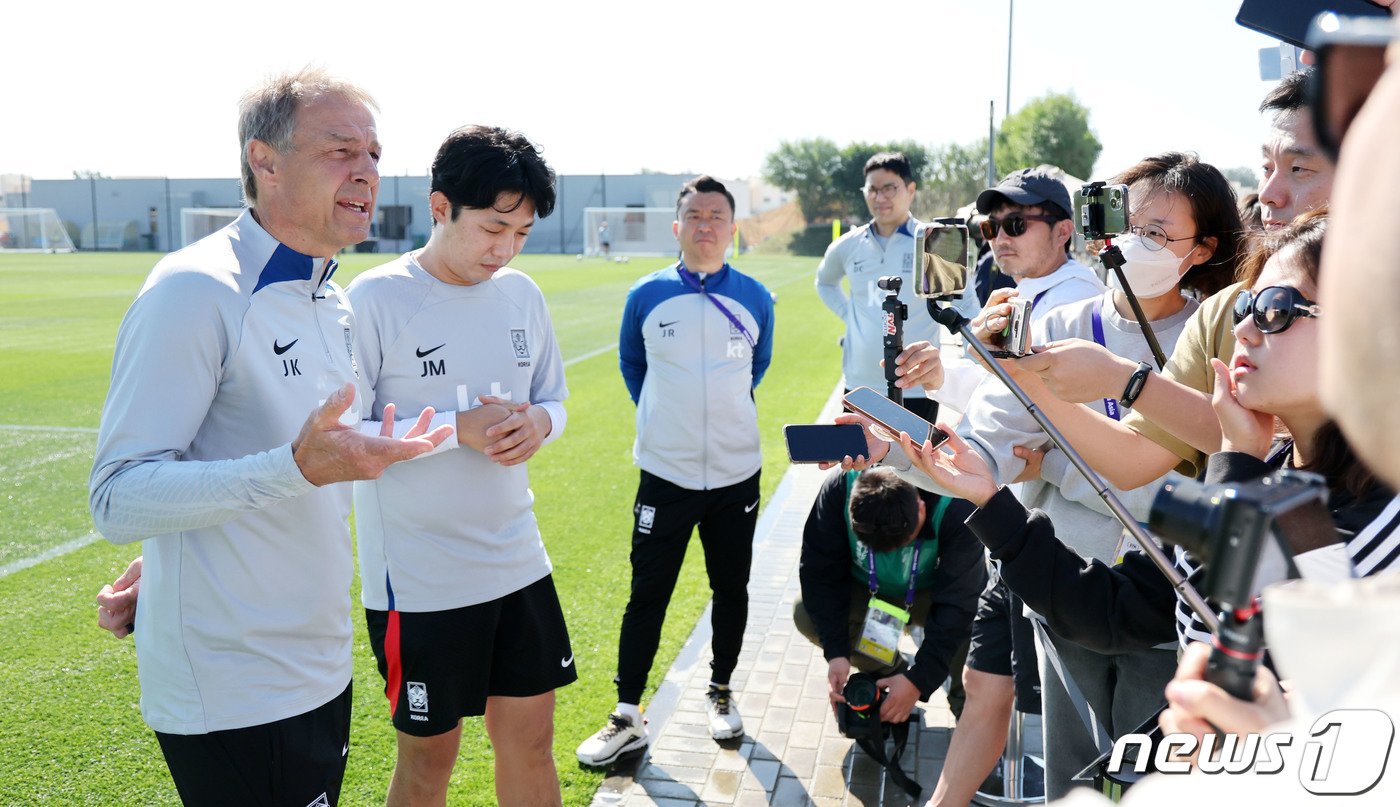 2023 아시아축구연맹&#40;AFC&#41; 카타르 아시안컵에 출전 중인 대한민국 축구대표팀 위르겐 클린스만 감독이 21일&#40;현지시간&#41; 카타르 도하 알 에글라 트레이닝 센터에서 취재진과 인터뷰를 하고 있다. 2024.1.21/뉴스1 ⓒ News1 김성진 기자