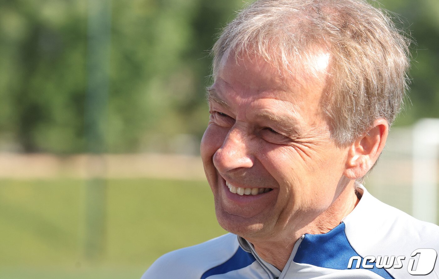 본문 이미지 - 2023 아시아축구연맹(AFC) 카타르 아시안컵에 출전 중인 대한민국 축구대표팀 위르겐 클린스만 감독이 21일(현지시간) 카타르 도하 알 에글라 트레이닝 센터에서 취재진과 인터뷰를 하고 있다. 2024.1.21/뉴스1 ⓒ News1 김성진 기자