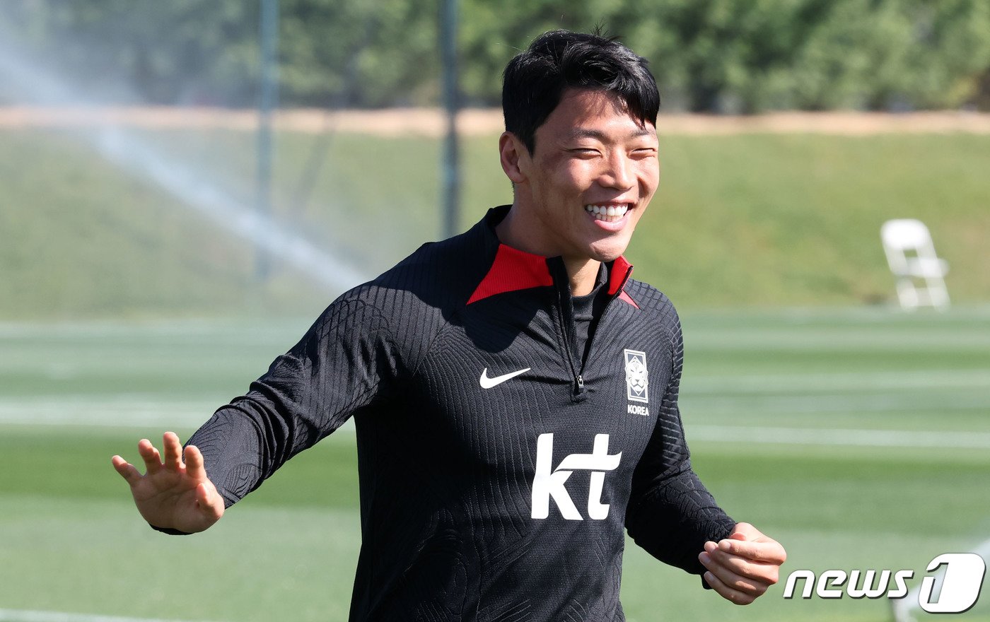 본문 이미지 - 2023 아시아축구연맹(AFC) 카타르 아시안컵에 출전 중인 대한민국 축구대표팀 황희찬이 21일(현지시간) 카타르 도하 알 에글라 트레이닝 센터에서 러닝 훈련 도중 취재진이 '황희찬'을 연호하자 쑥스러운 미소를 짓고 있다. 2024.1.21/뉴스1 ⓒ News1 김성진 기자