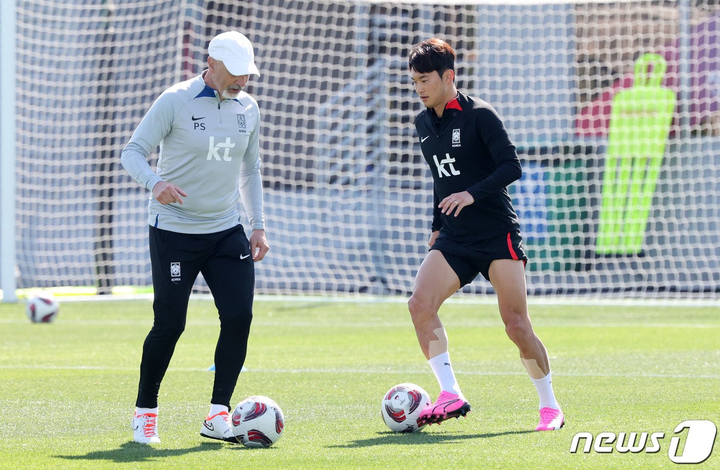 본문 이미지 - 2023 아시아축구연맹(AFC) 카타르 아시안컵에 출전 중인 대한민국 축구대표팀 김진수가 21일(현지시간) 카타르 도하 알 에글라 트레이닝 센터에서 훈련을 하고 있다. 2024.1.21/뉴스1 ⓒ News1 김성진 기자