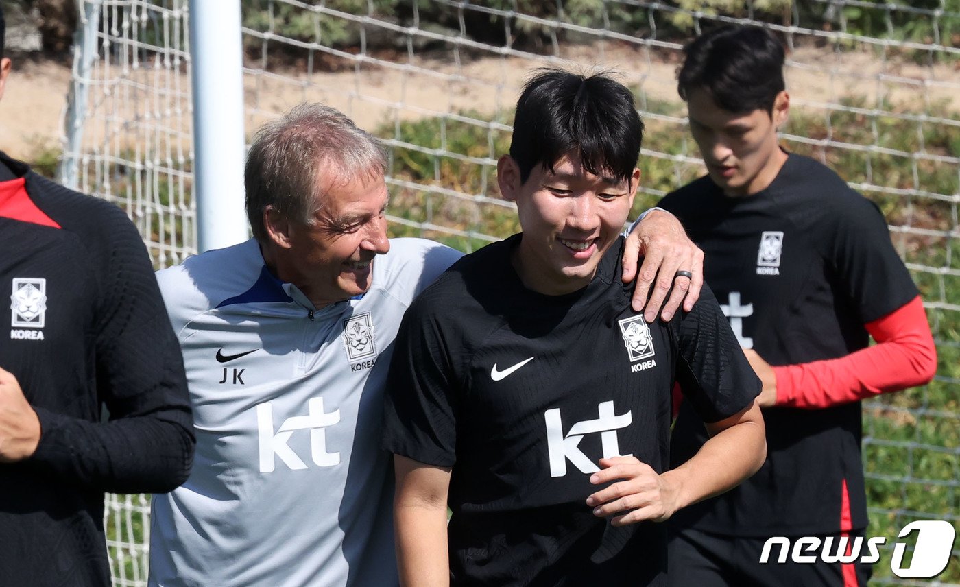 2023 아시아축구연맹&#40;AFC&#41; 카타르 아시안컵에 출전 중인 대한민국 축구대표팀 위르겐 클린스만 감독과 홍현석이 21일&#40;현지시간&#41; 카타르 도하 알 에글라 트레이닝 센터에서 훈련을 하고 있다. 2024.1.21/뉴스1 ⓒ News1 김성진 기자