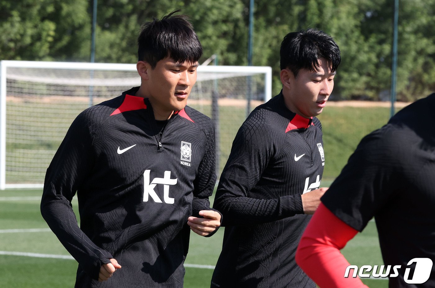 본문 이미지 - 축구대표팀의 손흥민(오른쪽)과 김민재. /뉴스1 ⓒ News1 김성진 기자