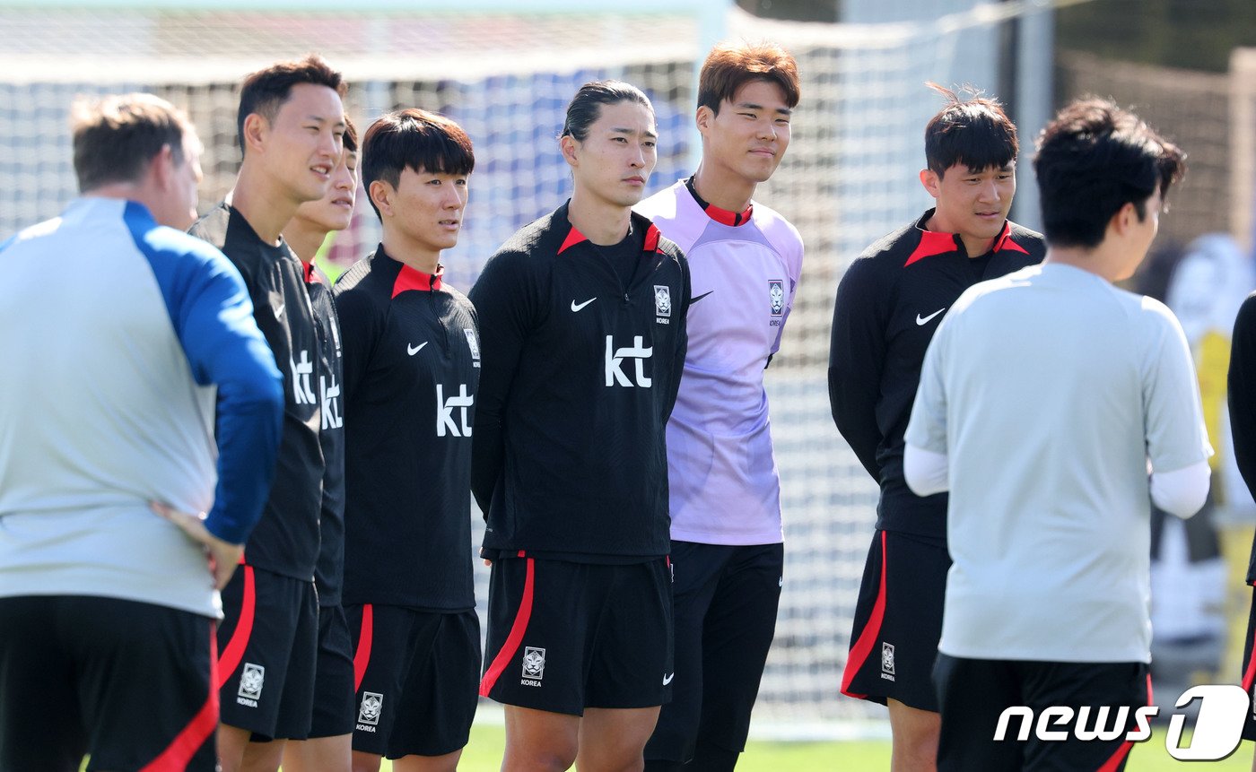 본문 이미지 - 2023 아시아축구연맹(AFC) 카타르 아시안컵에 출전 중인 대한민국 축구대표팀 정승현(왼쪽부터), 이재성, 황인범, 조규성, 송범근, 김민재가 21일(현지시간) 카타르 도하 알 에글라 트레이닝 센터에서 진행된 훈련에 앞서 위르겐 클린스만 감독의 발언을 듣고 있다. 2024.1.21/뉴스1 ⓒ News1 김성진 기자