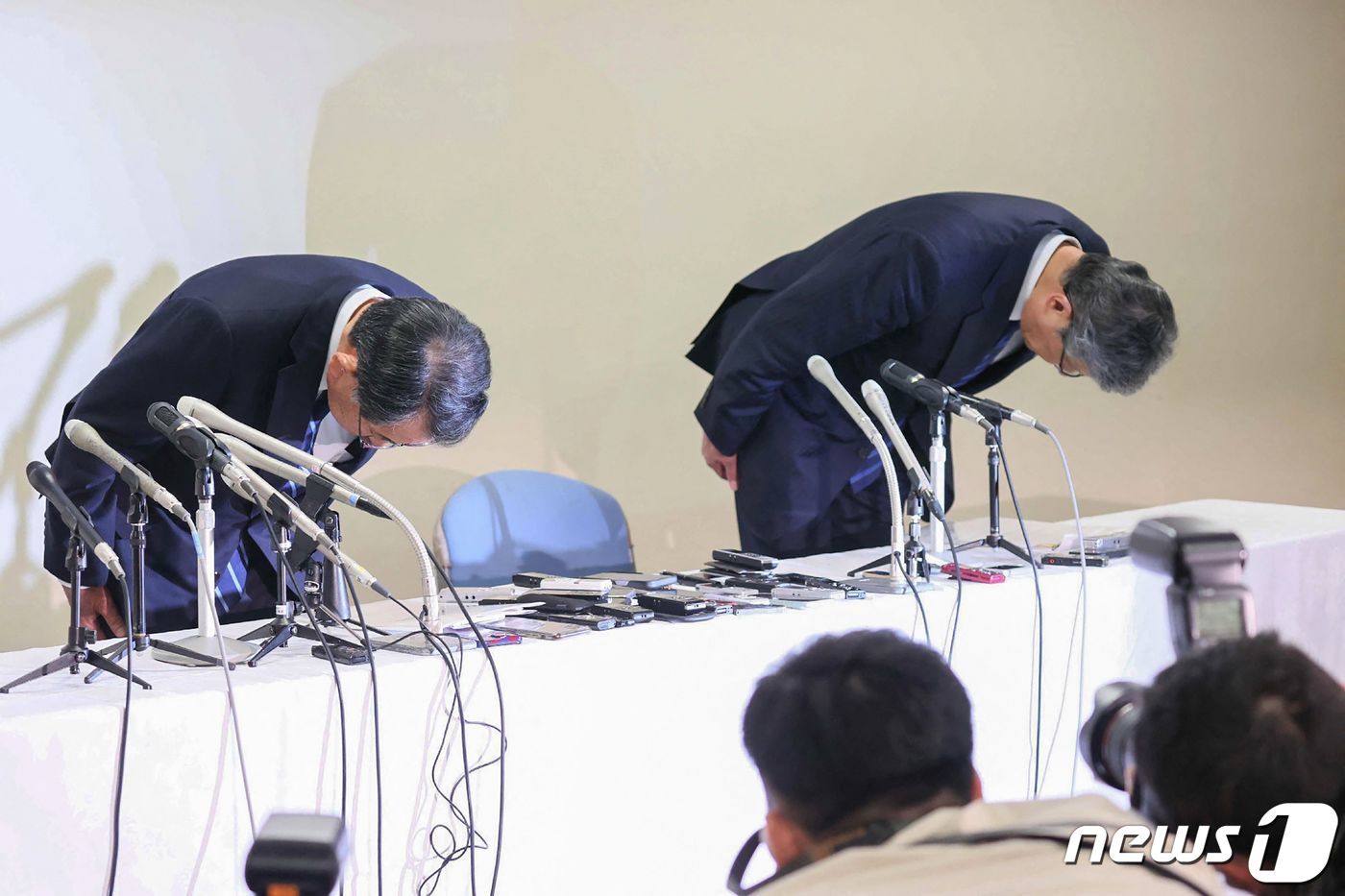 본문 이미지 - 19일(현지시간) 일본 도쿄 자민당 당사에서 다카기 쓰요시 아베파 간사장과 시오노야 류 중진 의원이 비자금 불법 조성 사건과 관련해 고개 숙여 사과하고 있다. 당내 최대 파벌인 아베파는 이날 해산했다. 2024.01.19/ ⓒ AFP=뉴스1 ⓒ News1 권진영 기자