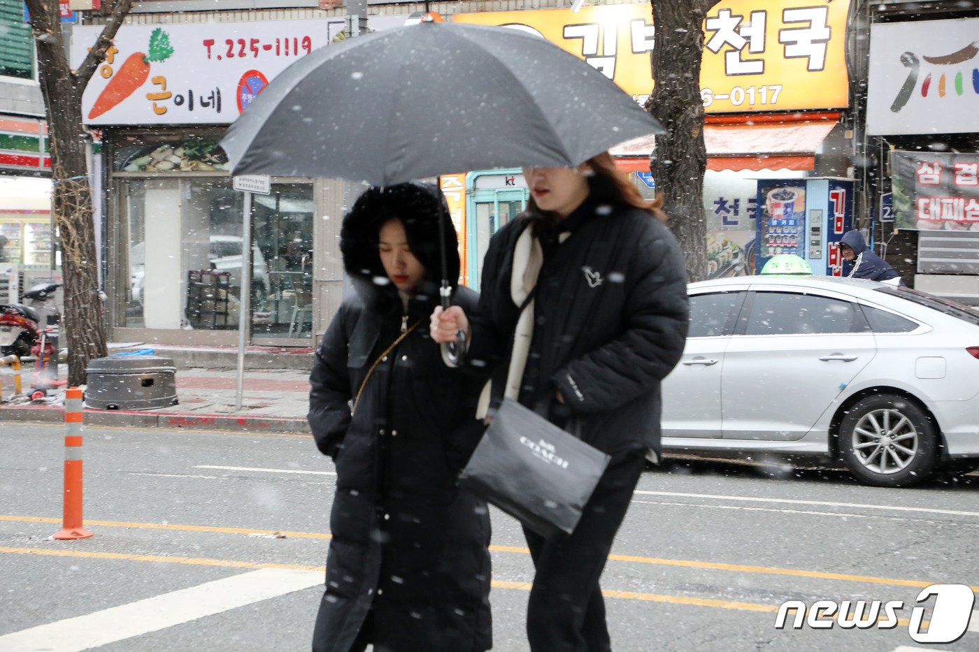 찬바람이 매섭게 불며 대설주의보가 발효된 22일 오전 광주 동구 대인동 일대에서 두꺼운 옷차림의 시민들이 출근길을 서두르고 있다. 2024.1.22/뉴스1 ⓒ News1 박지현 수습기자