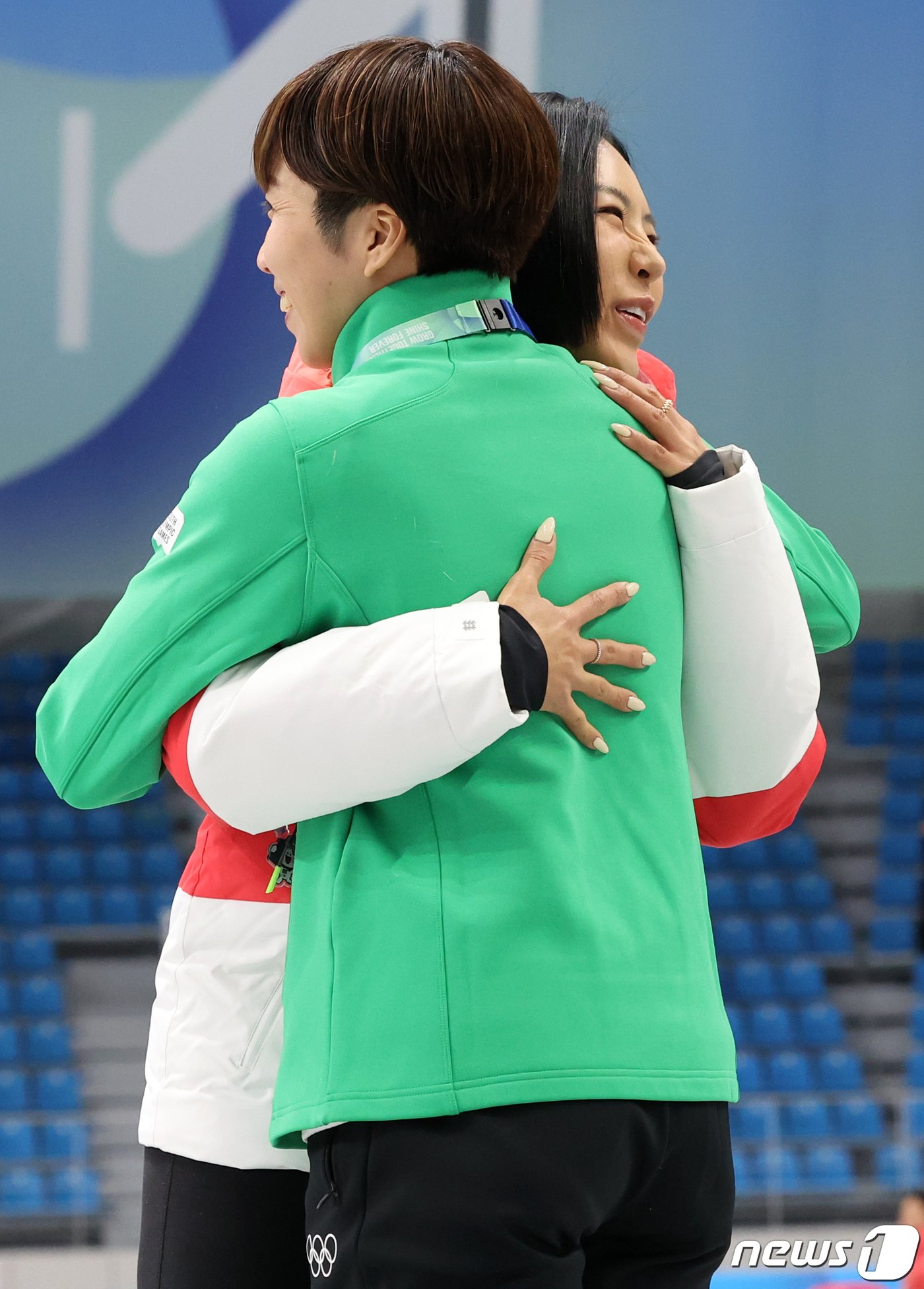 본문 이미지 - 이상화 2024 강원동계청소년올림픽 공동조직위원장과 2018년 평창 동계올림픽 스피드스케이팅 여자 500m 금메달리스트인 일본의 고다이라 나오가 22일 강원 강릉 스피드스케이팅경기장(강릉오발)에서 인사를 나누고 있다. 2024.1.22/뉴스1 ⓒ News1 김진환 기자
