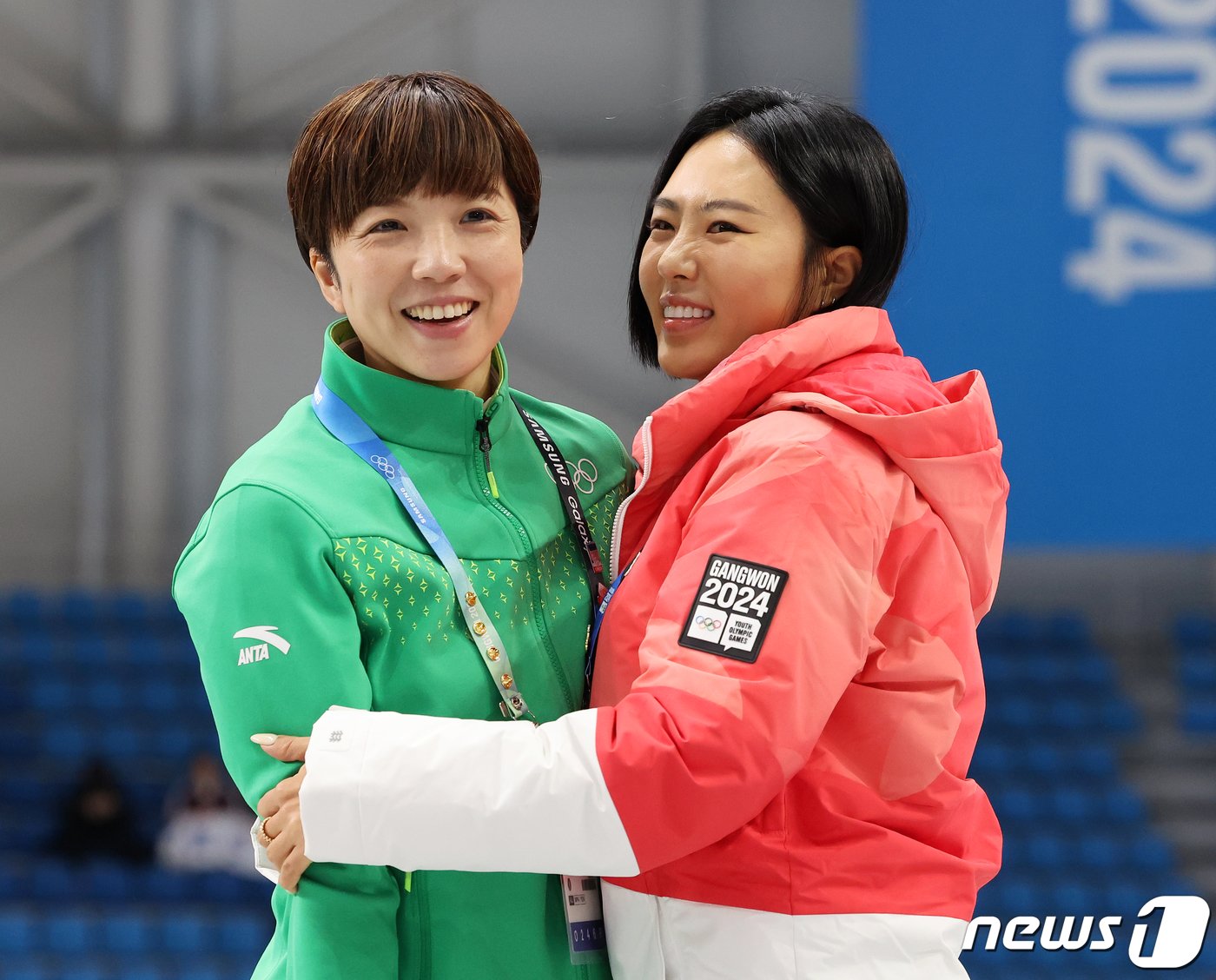 본문 이미지 - 이상화 2024 강원동계청소년올림픽 공동조직위원장과 2018년 평창 동계올림픽 스피드스케이팅 여자 500m 금메달리스트인 일본의 고다이라 나오가 22일 강원 강릉 스피드스케이팅경기장(강릉오발)에서 인사를 나누고 있다. 2024.1.22/뉴스1 ⓒ News1 김진환 기자