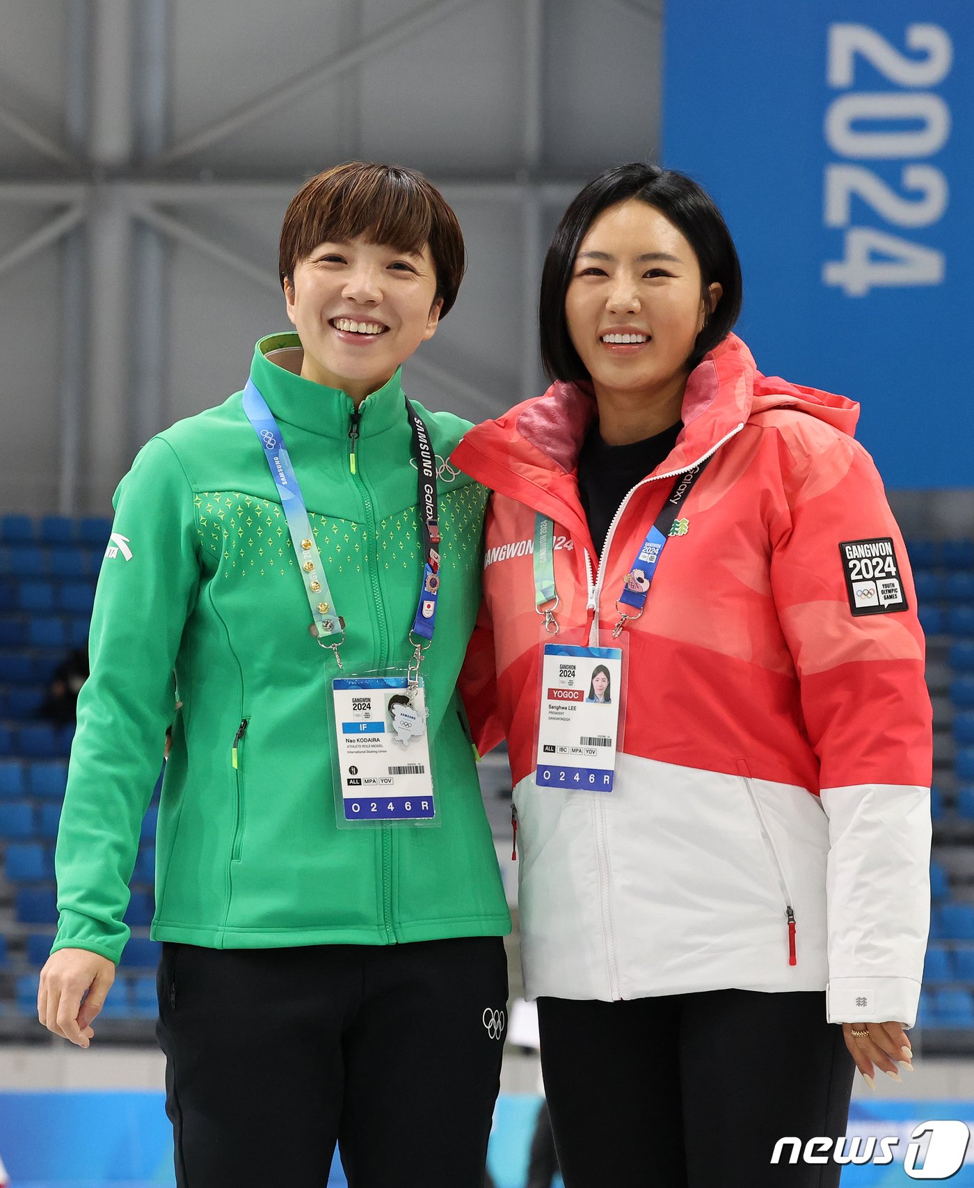 이상화 2024 강원동계청소년올림픽 공동조직위원장과 2018년 평창 동계올림픽 스피드스케이팅 여자 500m 금메달리스트인 일본의 고다이라 나오가 22일 강원 강릉 스피드스케이팅경기장&#40;강릉오발&#41;에서 인사를 나누고 있다. 2024.1.22/뉴스1 ⓒ News1 김진환 기자