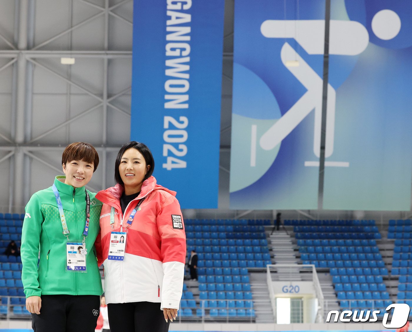 본문 이미지 - 이상화 2024 강원동계청소년올림픽 공동조직위원장과 2018년 평창 동계올림픽 스피드스케이팅 여자 500m 금메달리스트인 일본의 고다이라 나오가 22일 강원 강릉 스피드스케이팅경기장(강릉오발)에서 인사를 나누고 있다. 2024.1.22/뉴스1 ⓒ News1 김진환 기자