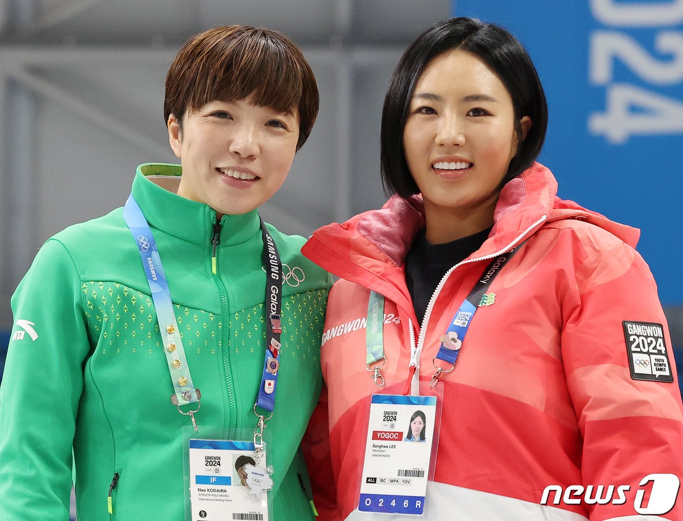 본문 이미지 - 이상화 2024 강원동계청소년올림픽 공동조직위원장과 2018년 평창 동계올림픽 스피드스케이팅 여자 500m 금메달리스트인 일본의 고다이라 나오가 22일 강원 강릉 스피드스케이팅경기장(강릉오발)에서 인사를 나누고 있다. 2024.1.22/뉴스1 ⓒ News1 김진환 기자