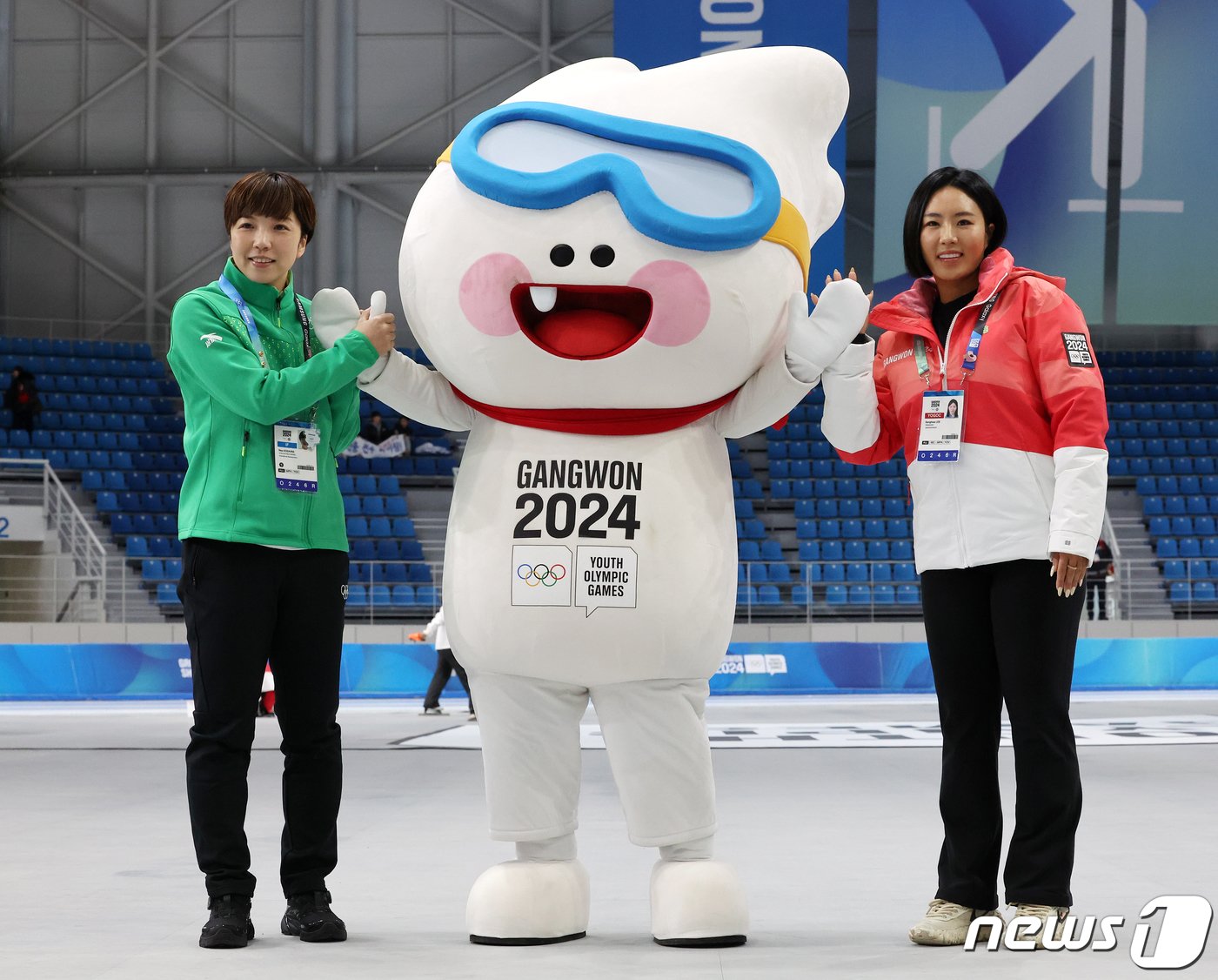 이상화 2024 강원동계청소년올림픽 공동조직위원장과 2018년 평창 동계올림픽 스피드스케이팅 여자 500m 금메달리스트인 일본의 고다이라 나오가 22일 강원 강릉 스피드스케이팅경기장&#40;강릉오발&#41;에서 대회 공식 마스코트 &#39;뭉초&#39;와 기념 촬영을 하고 있다. 2024.1.22/뉴스1 ⓒ News1 김진환 기자