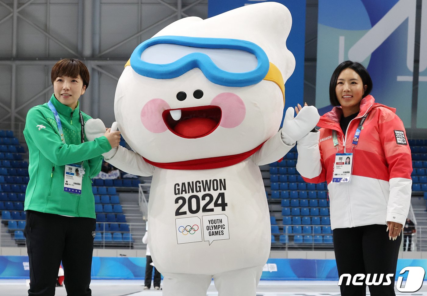 본문 이미지 - 이상화 2024 강원동계청소년올림픽 공동조직위원장과 2018년 평창 동계올림픽 스피드스케이팅 여자 500m 금메달리스트인 일본의 고다이라 나오가 22일 강원 강릉 스피드스케이팅경기장(강릉오발)에서 대회 공식 마스코트 '뭉초'와 기념 촬영을 하고 있다. 2024.1.22/뉴스1 ⓒ News1 김진환 기자