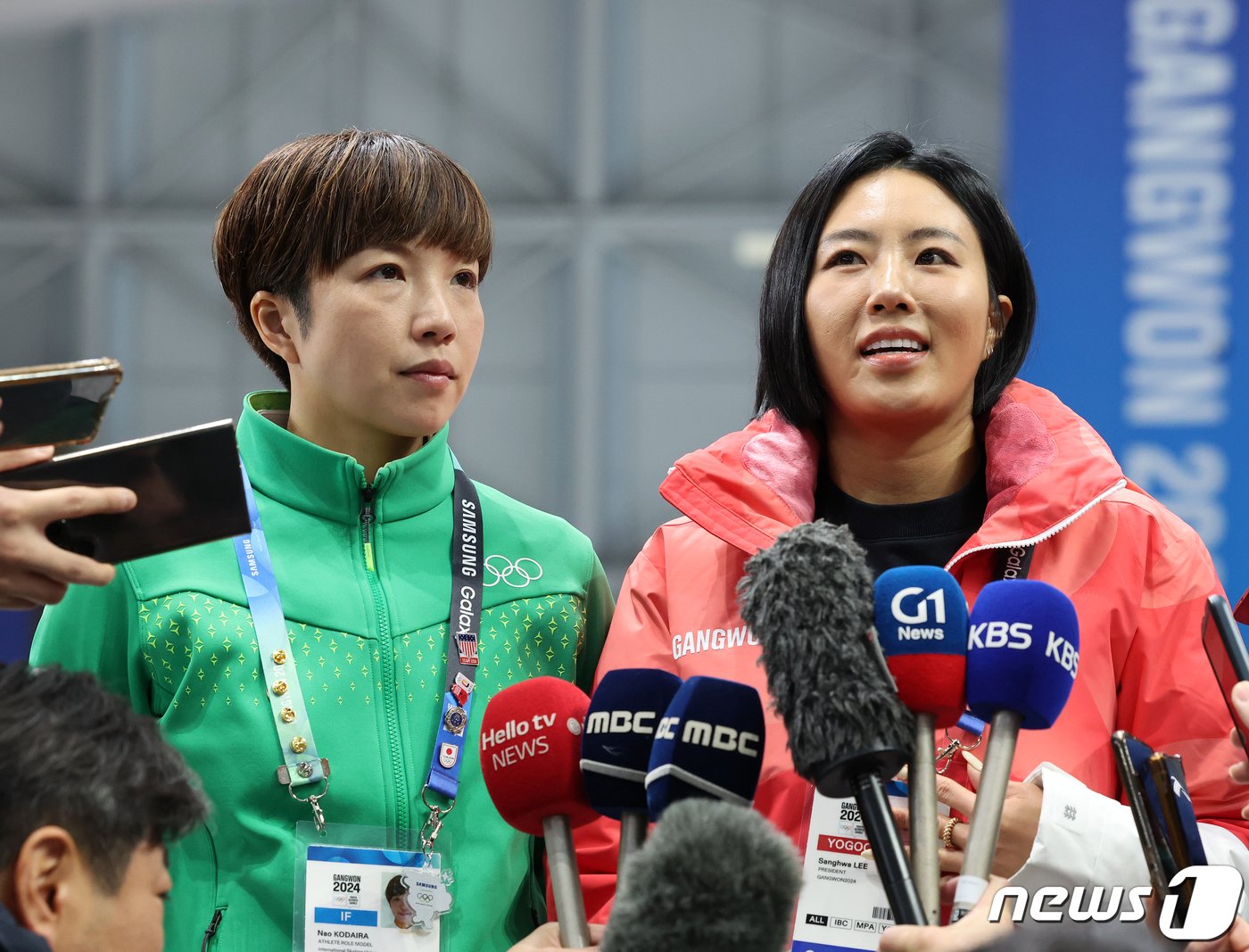 본문 이미지 - 이상화 2024 강원동계청소년올림픽 공동조직위원장과 2018년 평창 동계올림픽 스피드스케이팅 여자 500m 금메달리스트인 일본의 고다이라 나오가 22일 강원 강릉 스피드스케이팅경기장(강릉오발)에서 취재진 질문에 답변하고 있다. 2024.1.22/뉴스1 ⓒ News1 김진환 기자