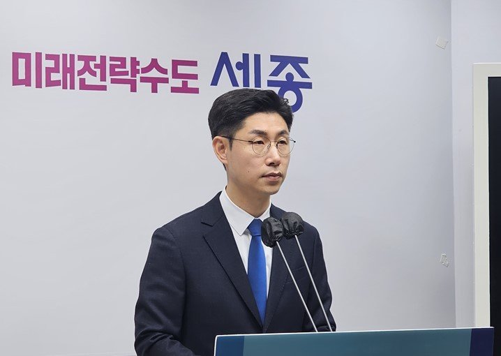 박범종 민주당 예비후보가 22일 이강진 전 세종시 정무부시장의 세종갑 출마 변경과 관련한 입장을 밝히고 있다.  ⓒ News1 장동열 기자 