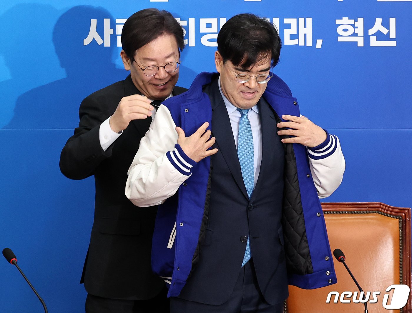 이재명 더불어민주당 대표가 22일 오전 서울 여의도 국회에서 열린 인재영입위원회 국민인재 영입 환영식에서 공영운 전 현대자동차 사장에게 당 점퍼를 입혀주고 있다. 2024.1.22/뉴스1 ⓒ News1 구윤성 기자