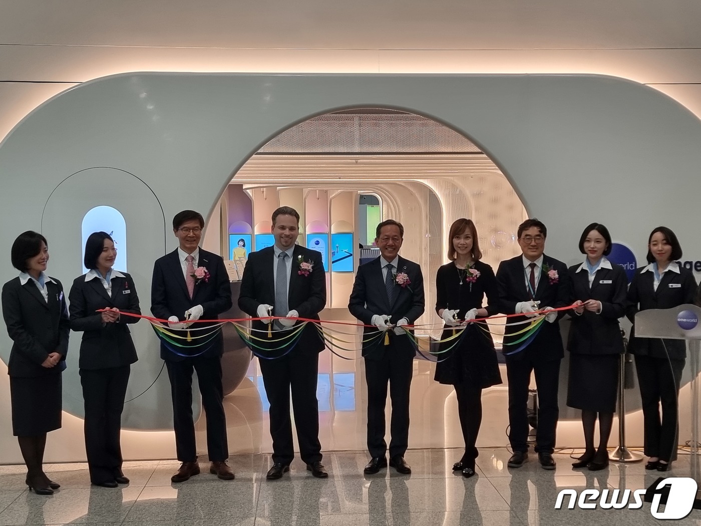 (서울=뉴스1) = 인천국제공항공사는 제1여객터미널 내에 글로벌 3대 항공동맹중 하나인 원월드(oneworld)의 전세계 최초의 직영 라운지를 열었다고 22일 밝혔다.지난 20일 …