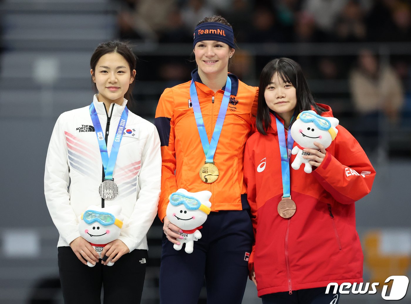 은메달을 획득한 대한민국 정희단&#40;왼쪽부터&#41;, 금메달을 획득한 네덜란드의 앙얼 달레만, 동메달을 획득한 일본의 와카 사사부치가 22일 강원 강릉 스피드스케이팅경기장&#40;강릉오발&#41;에서 열린 2024 강원동계청소년올림픽 여자 스피드스케이팅 500m 경기 시상식에서 기념 촬영을 하고 있다. 2024.1.22/뉴스1 ⓒ News1 김진환 기자