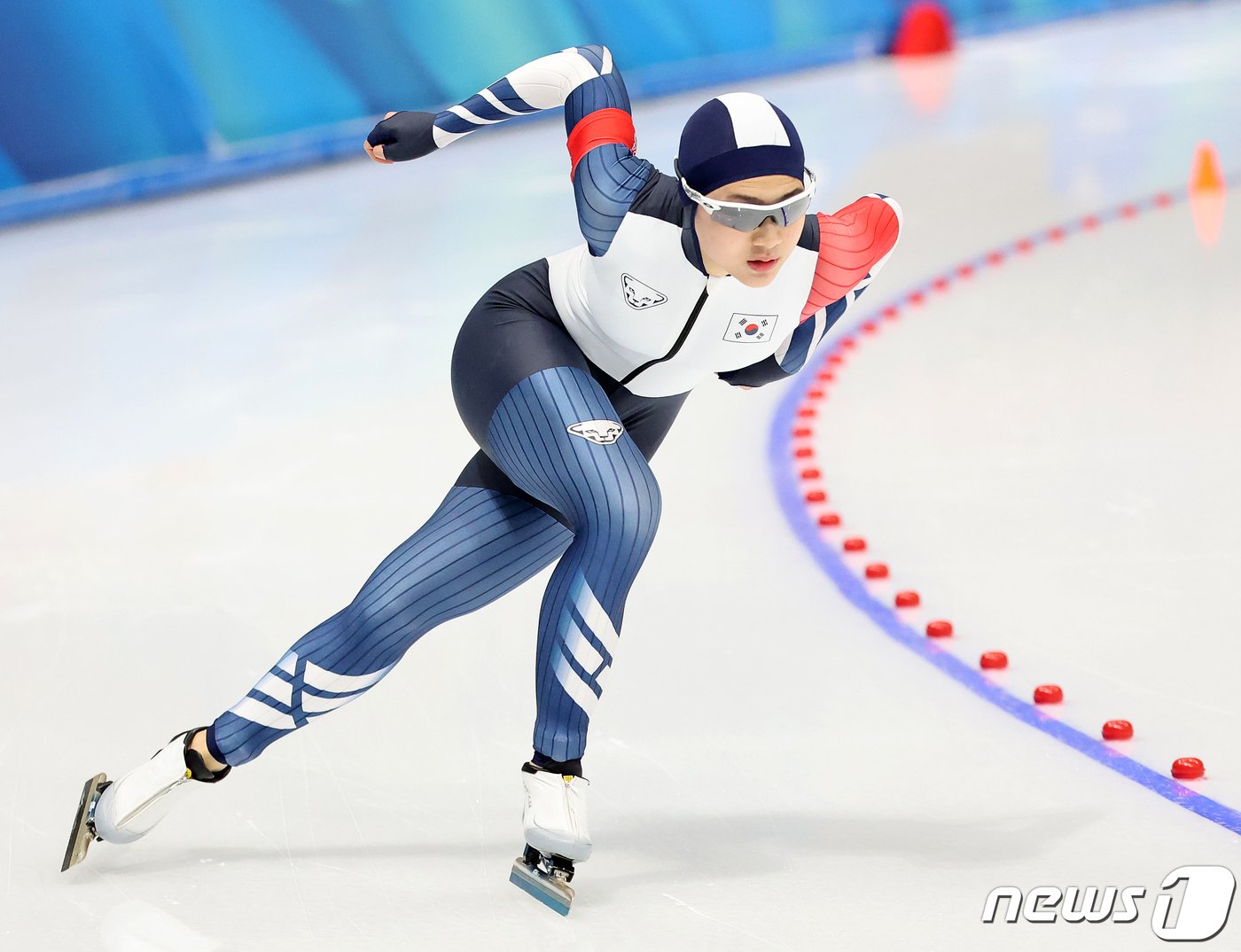 본문 이미지 - 정희단이 22일 강원 강릉 스피드스케이팅경기장(강릉오발)에서 열린 2024 강원동계청소년올림픽 여자 스피드스케이팅 500m 경기에서 역주를 펼치고 있다. 정희단은 은메달을 차지했다. 2024.1.22/뉴스1 ⓒ News1 김진환 기자