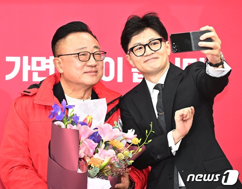 본문 이미지 - 한동훈 국민의힘 당시 비상대책위원장이 서울 여의도 국회에서 열린 국민인재 영입 환영식에서 고동진 전 삼성전자 모바일 부문(옛 IM부문) 대표이사 사장과 기념촬영을 하고있다. 2024.1.22/뉴스1 ⓒ News1 송원영 기자