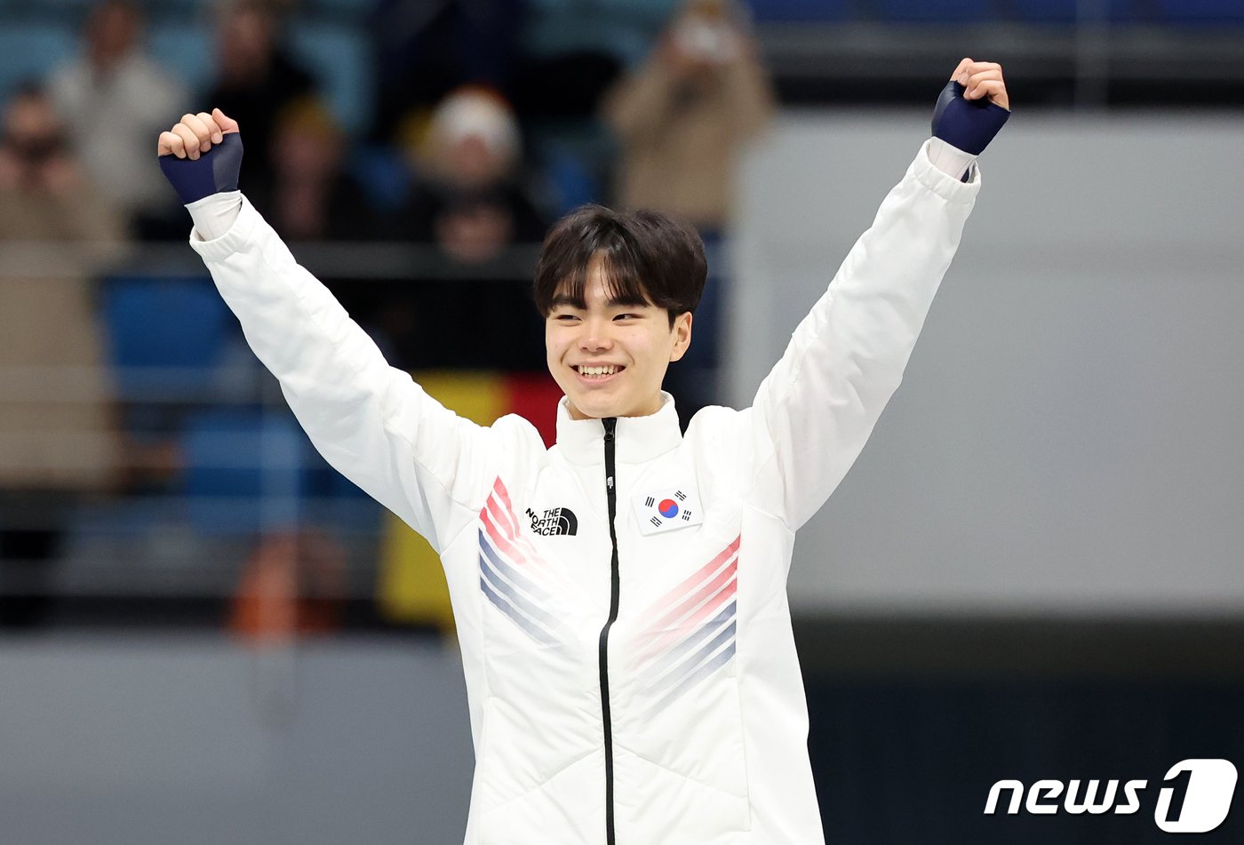 본문 이미지 - 신선웅이 22일 강원 강릉 스피드스케이팅경기장(강릉오발)에서 열린 2024 강원동계청소년올림픽 남자 스피드스케이팅 500m 시상식에서 환한 미소를 지으며 단상에 오르고 있다. 2024.1.22/뉴스1 ⓒ News1 김진환 기자