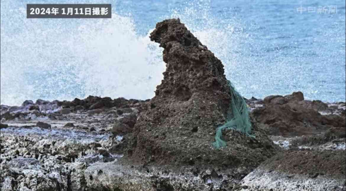 일본 노토반도 지진 이후 촬영된 이시카와현 고질라 바위의 모습. 해수면 위로 완전히 떠올라 주변부가 건조됐다. (출처 : 엑스) 2024.01.22/