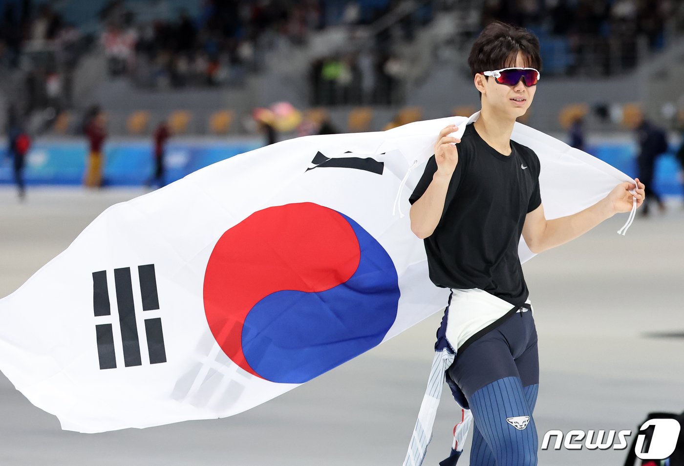 본문 이미지 - 신선웅이 22일 강원 강릉 스피드스케이팅경기장(강릉오발)에서 열린 2024 강원동계청소년올림픽 남자 스피드스케이팅 500m에서 동메달을 획득한 뒤 태극기를 들며 세리머니를 하고 있다. 2024.1.22/뉴스1 ⓒ News1 김진환 기자