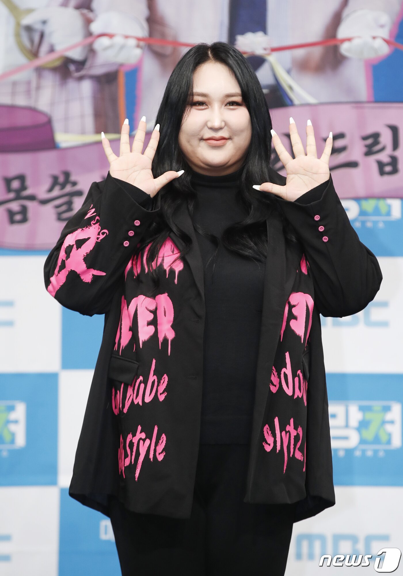 본문 이미지 - 방송인 풍자가 22일 오후 서울 마포구 상암 MBC 골든마우스홀에서 열린 MBC '도망쳐 : 손절 대행 서비스' 제작발표회에서 포즈를 취하고 있다. '도망쳐'는 현대인들의 인간관계 중 애매하게 선을 넘는 '몹쓸 인연'에 대한 고민을 다루는 예능 프로그램이다. 2024.1.22/뉴스1 ⓒ News1 권현진 기자