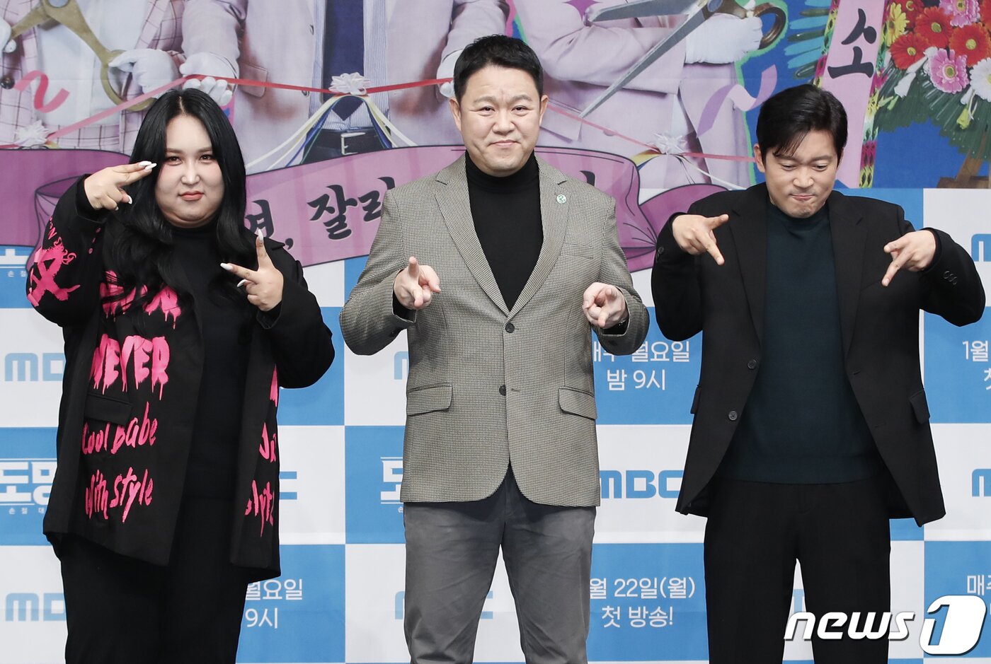 본문 이미지 - MC 풍자(왼쪽부터)와 김구라, 김대호가 22일 오후 서울 마포구 상암 MBC 골든마우스홀에서 열린 MBC '도망쳐 : 손절 대행 서비스' 제작발표회에서 포즈를 취하고 있다. '도망쳐'는 현대인들의 인간관계 중 애매하게 선을 넘는 '몹쓸 인연'에 대한 고민을 다루는 예능 프로그램이다. 2024.1.22/뉴스1 ⓒ News1 권현진 기자