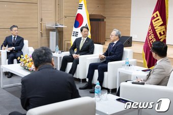 본문 이미지 - 안덕근 산업통상자원부 장관이 22일 오후 서울 마포구 중견기업연합회를 찾아 최진식 회장과 대화를 하고 있다. 2024.1.22/뉴스1 ⓒ News1 이재명 기자