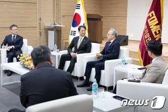 안덕근 산업통상자원부 장관이 22일 오후 서울 마포구 중견기업연합회를 찾아 최진식 회장과 대화를 하고 있다. 2024.1.22/뉴스1 ⓒ News1 이재명 기자