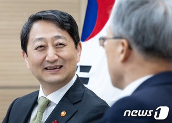 안덕근 산업통상자원부 장관이 22일 오후 서울 마포구 중견기업연합회를 찾아 최진식 회장과 대화를 하고 있다. 2024.1.22/뉴스1 ⓒ News1 이재명 기자