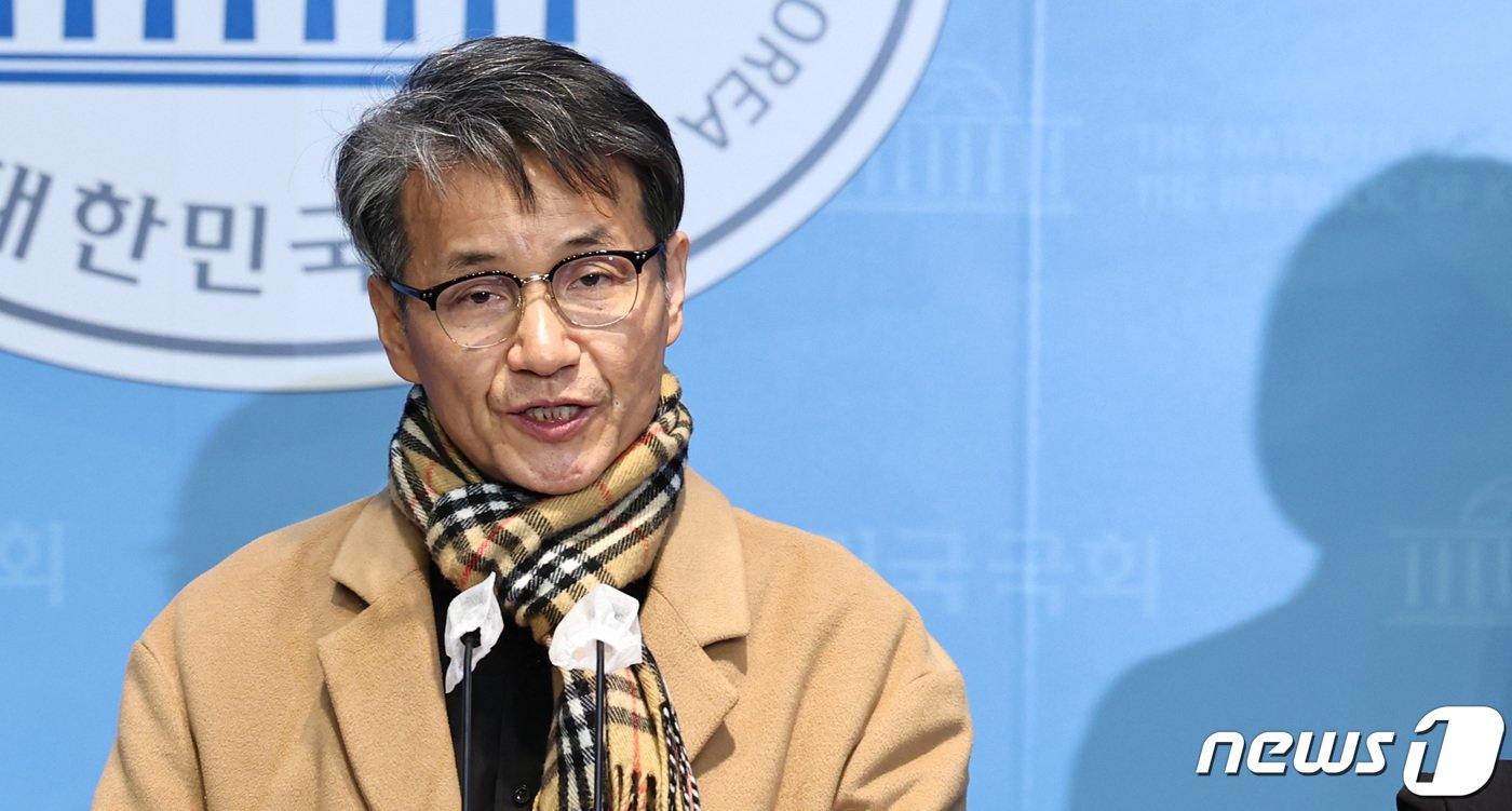 본문 이미지 - 김건희 여사에게 명품 가방을 건넨 최재영 목사가 22일 오후 서울 여의도 국회 소통관에서 열린 '김건희 특검법 수용 촉구 및 이태원참사 특별법 거부권 행사 한동훈 비대위 규탄' 국회의원-시민사회 공동 기자회견에서 발언하고 있다. 2024.1.22/뉴스1 ⓒ News1 구윤성 기자