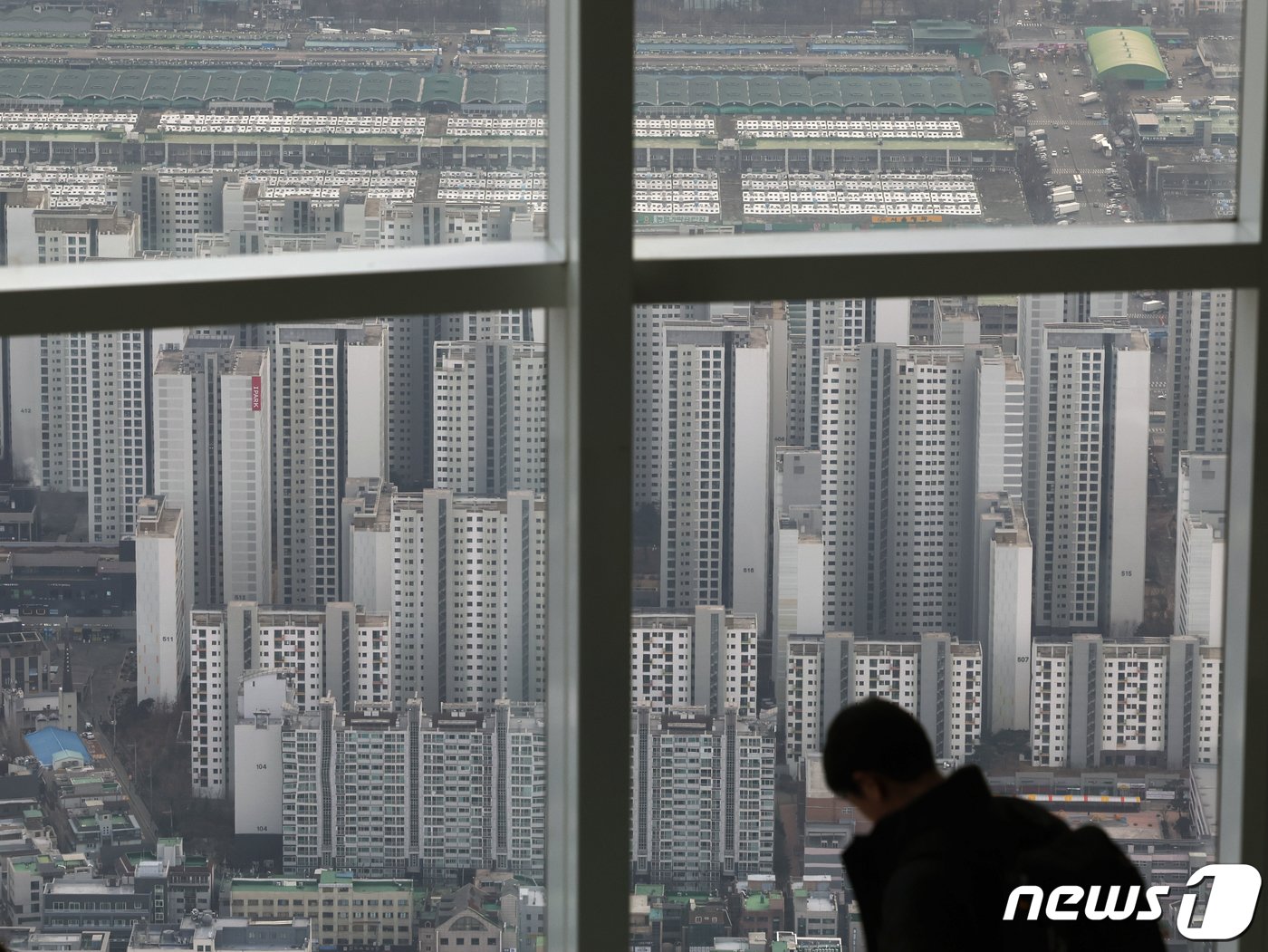 본문 이미지 -  송파구 롯데월드타워 서울스카이에서 바라본 서울시내 아파트 단지 모습. 2024.1.22/뉴스1 ⓒ News1 황기선 기자