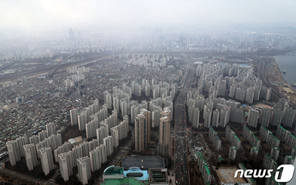 사진은 이날 서울 송파구 롯데월드타워 서울스카이에서 바라본 서울시내 아파트 단지 모습. 2024.1.22/뉴스1 © News1 황기선 기자
