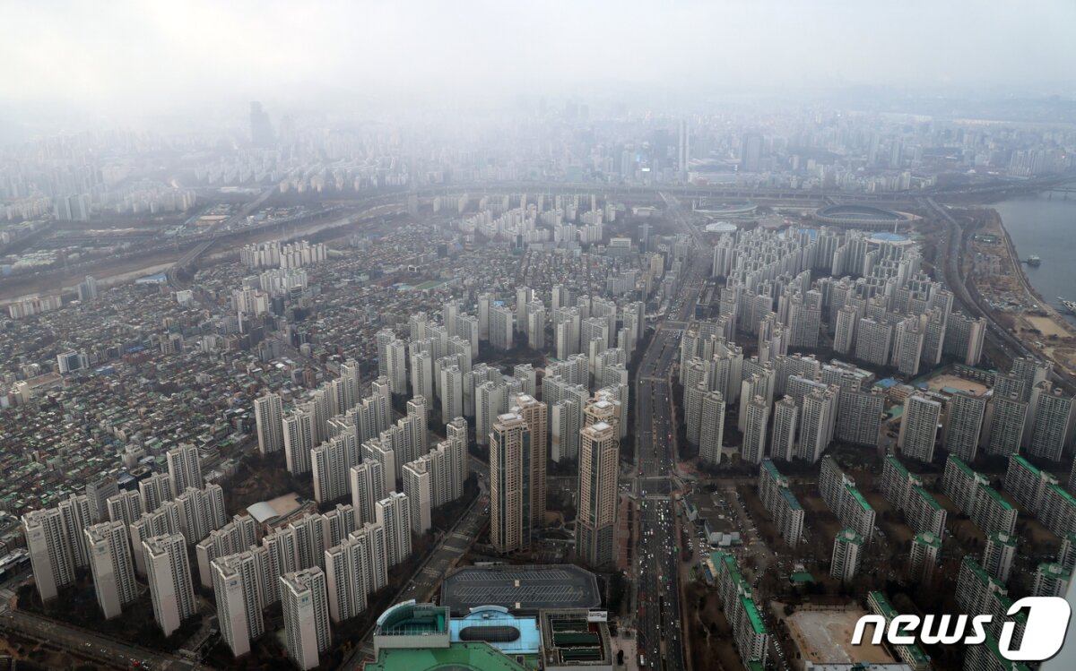 서울 송파구 롯데월드타워 서울스카이에서 바라본 서울시내 아파트 단지 모습. 2024.1.22/뉴스1 © News1 황기선 기자