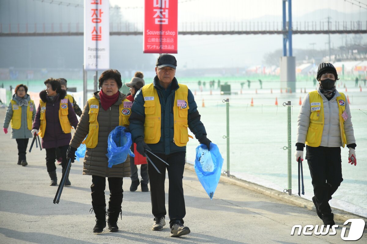 2024 화천산천어축제장 자원봉사자.(화천군 제공)/뉴스1