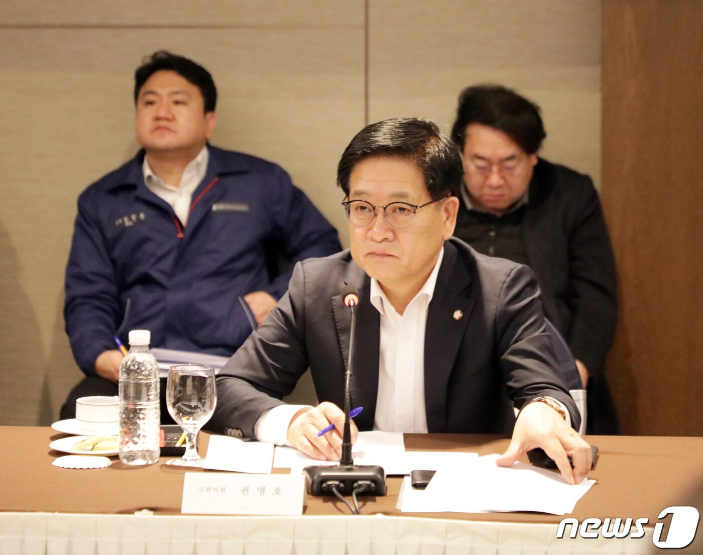본문 이미지 - 22일 HD현대중공업에서 열린 해양 방위산업 발전 정책위원회에서 권명호 울산 동구의원이 질의하고 있다.2024.1.22/뉴스1 ⓒ News1 김지혜 기자
