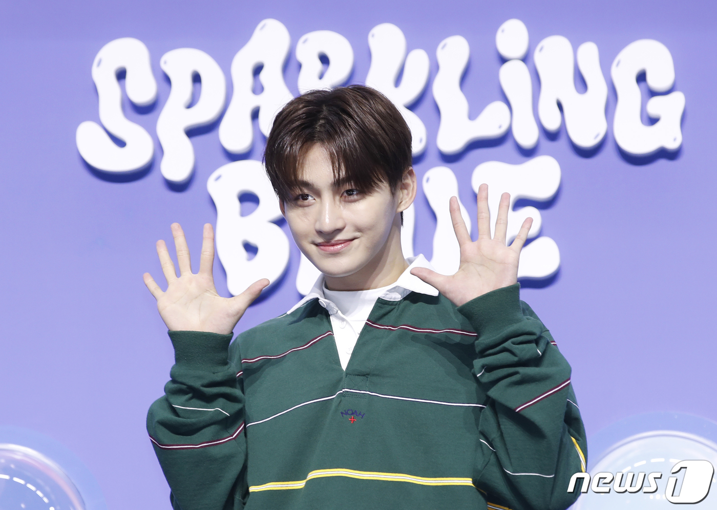 (서울=뉴스1) 권현진 기자 = 그룹 투어스(TWS)의 지훈이 22일 서울 용산구 블루스퀘어에서 가진 첫 번째 미니 앨범 '스파클링 블루(Sparkling Blue)' 발매 쇼케이 …