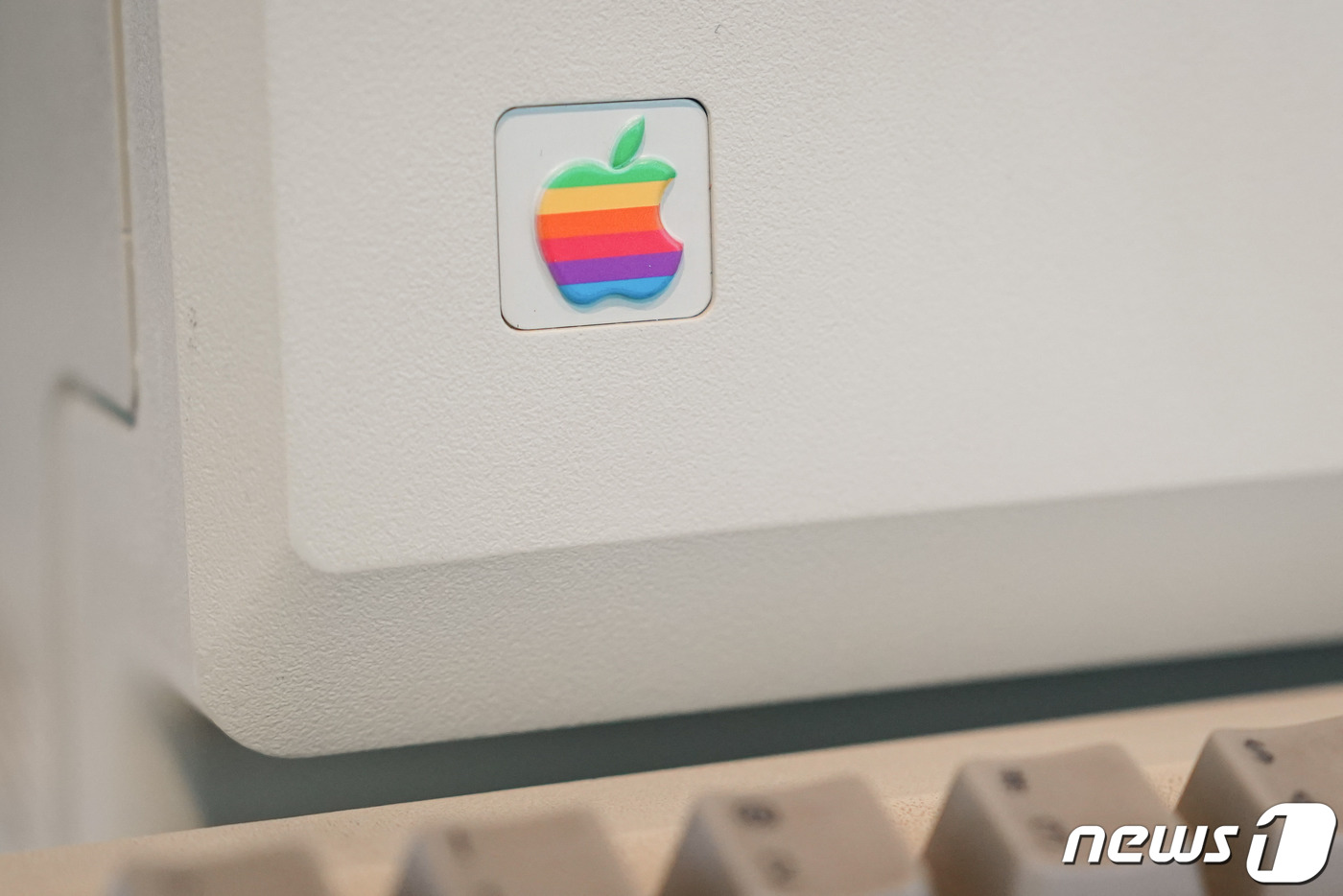 (마운틴뷰 AFP=뉴스1) 김성식 기자 = 애플의 개인용 컴퓨터(PC) 맥(Mac) 시리즈가 오는 24일 출시 40주년을 맞는 가운데 1984년 세상에 나온 첫번째 모델 매킨토시가 …