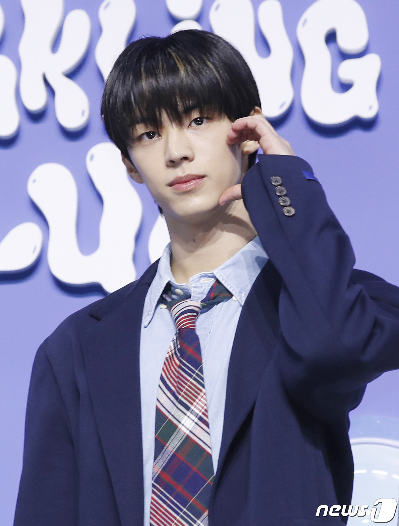 (서울=뉴스1) 권현진 기자 = 그룹 투어스(TWS)의 도훈이 22일 서울 용산구 블루스퀘어에서 가진 첫 번째 미니 앨범 '스파클링 블루(Sparkling Blue)' 발매 쇼케이 …