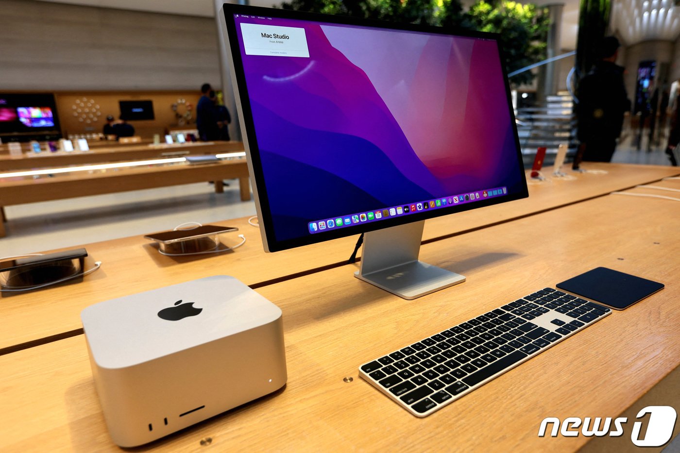 본문 이미지 - 애플의 개인용 컴퓨터(PC) 맥(Mac)의 데스크탑 버전이 2022년 3월 미국 뉴욕 맨해튼의 한 애플 스토어에서 판매되는 모습. 2022.3.18. ⓒ 로이터=뉴스1 ⓒ News1 김성식 기자