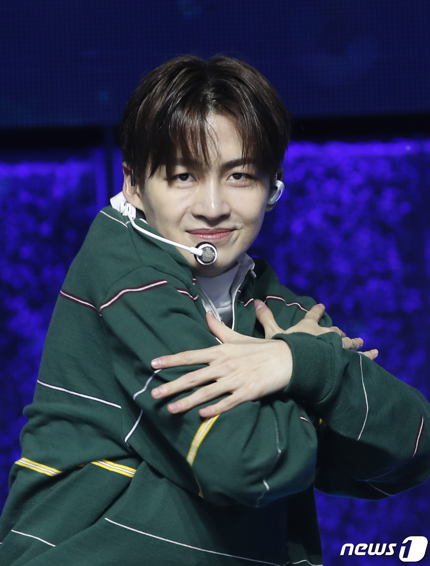 (서울=뉴스1) 권현진 기자 = 그룹 투어스(TWS) 지훈이 22일 서울 용산구 블루스퀘어에서 가진 첫 번째 미니 앨범 '스파클링 블루(Sparkling Blue)' 발매 쇼케이스 …