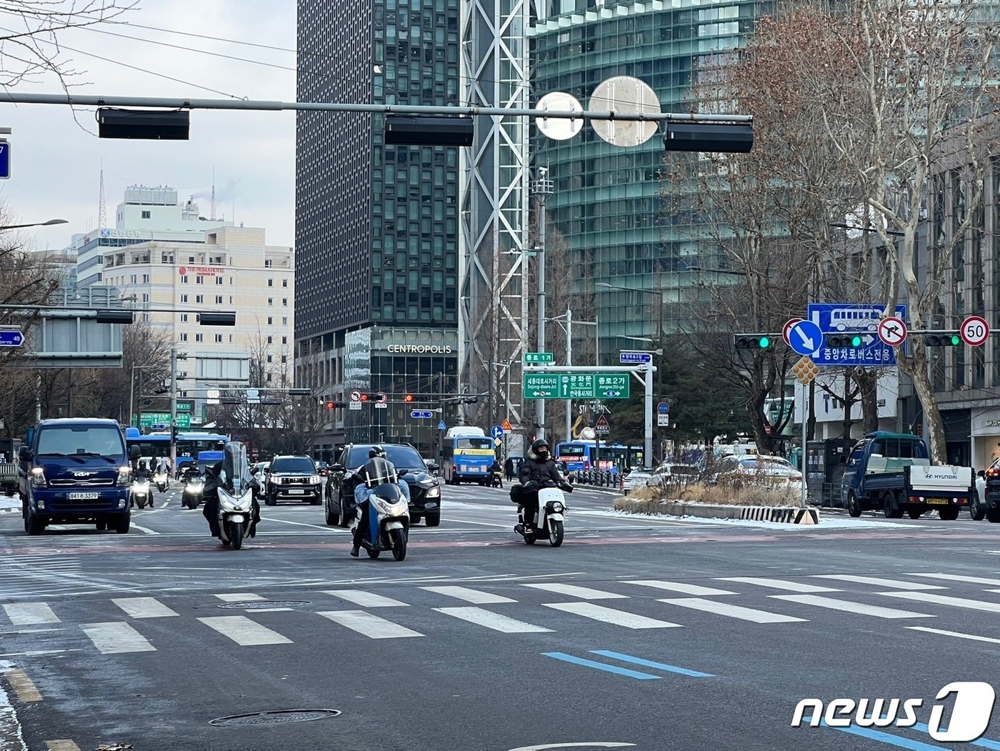 서울 도심에서 배달 라이더들이 바뀐 신호에 맞춰 출발하고 있다. ⓒ 뉴스1 임윤지 기자